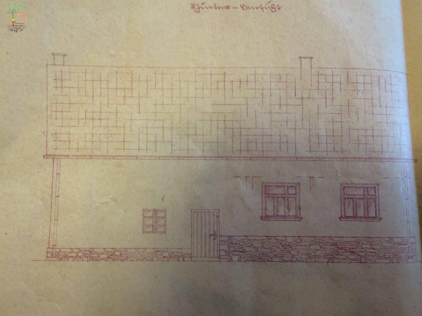 Historischer Grundriss der Hausfassade mit Fenstern und Tür.