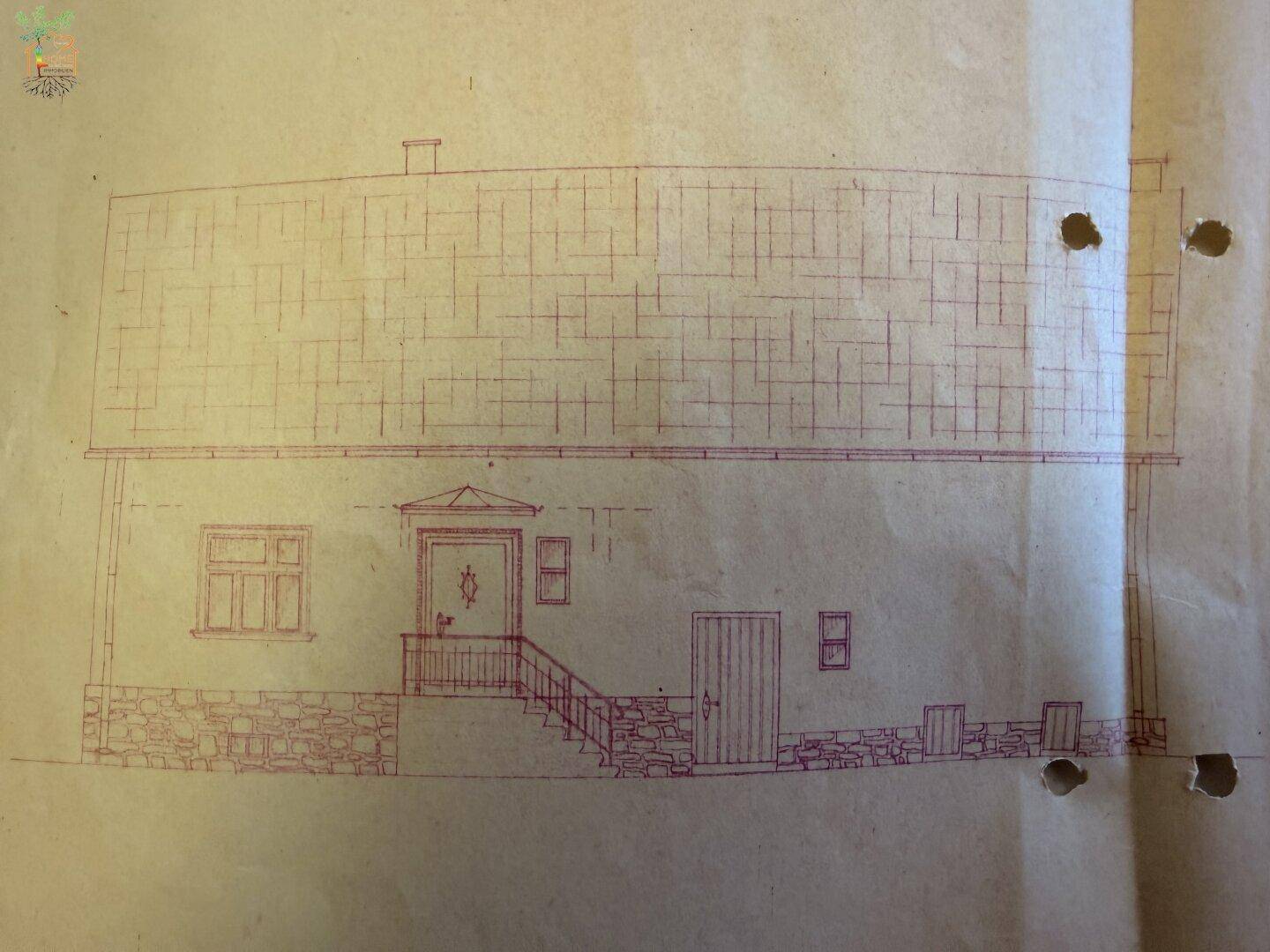 Historischer Grundriss der Hausfassade mit Eingangsbereich und Treppe.