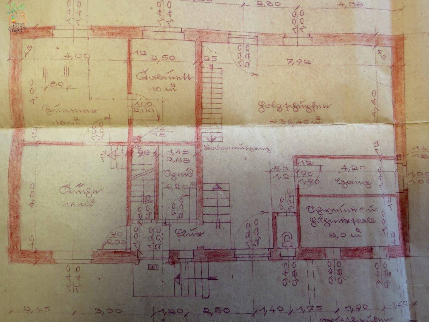 Detaillierter Grundriss des Erdgeschosses mit Raumaufteilung und Maßen.