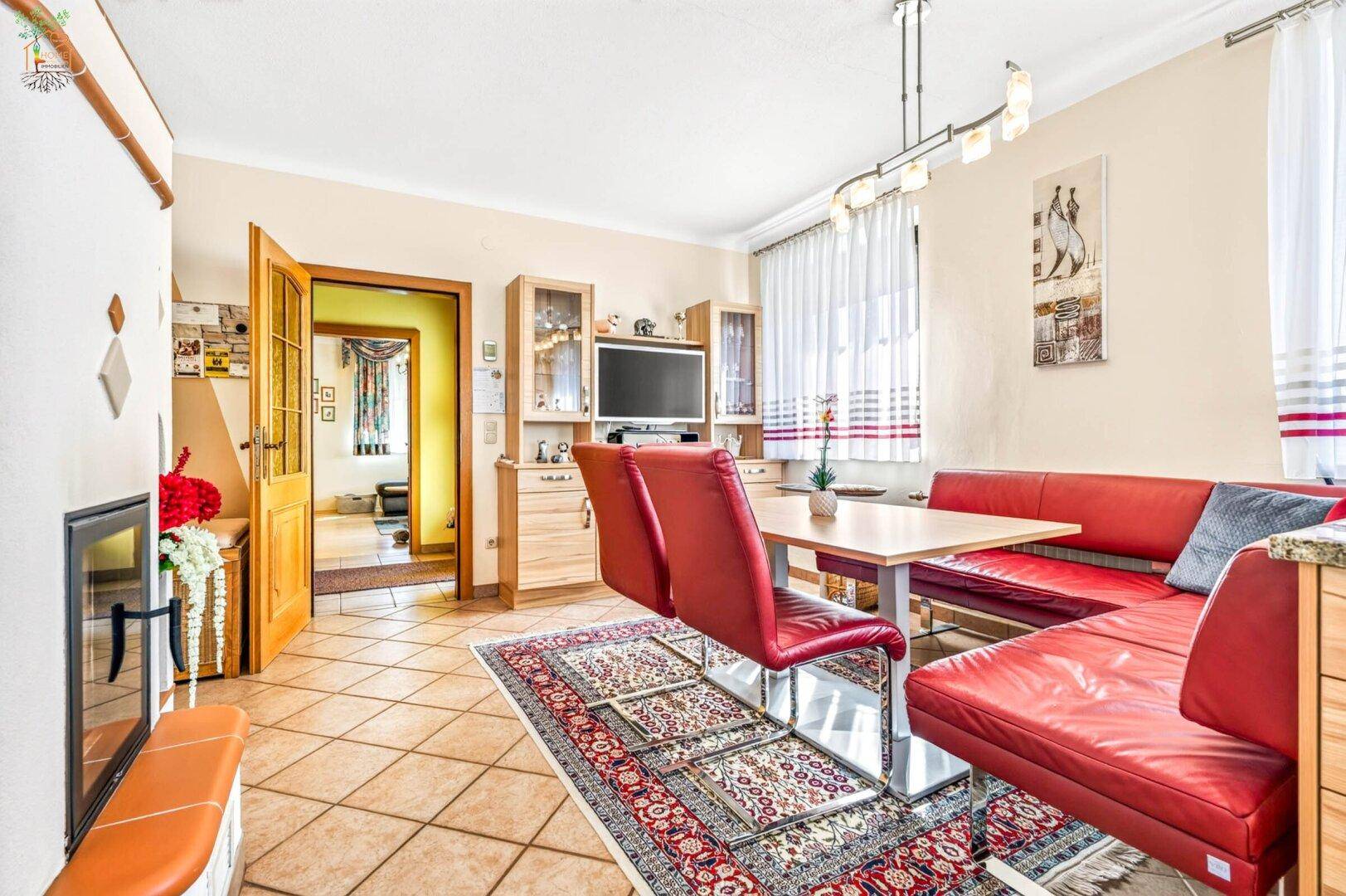 Essbereich mit roten Ledersitzbänken, Kamin und gefliestem Boden in traditionellem Stil.