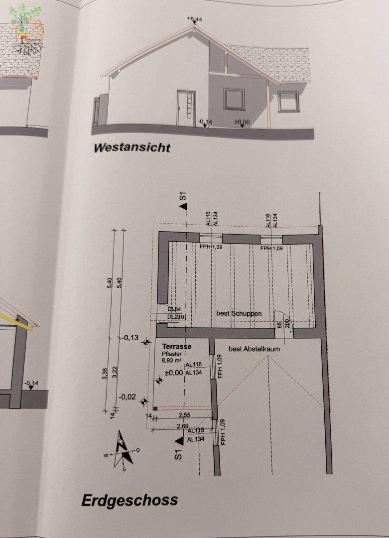 Architektonische Zeichnung der Westansicht und des Erdgeschoss-Grundrisses mit Terrasse und Schuppen.
