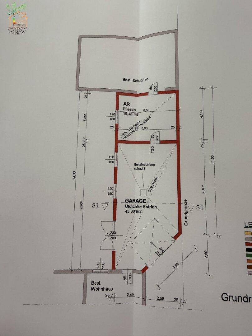 Grundriss der Garage und des Abstellraums mit Fliesenboden.