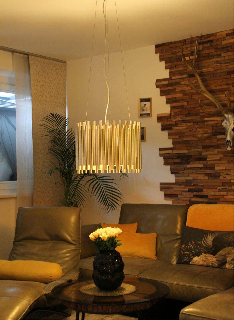 Großzügiges Wohnzimmer mit stilvoller Wandgestaltung in Holz