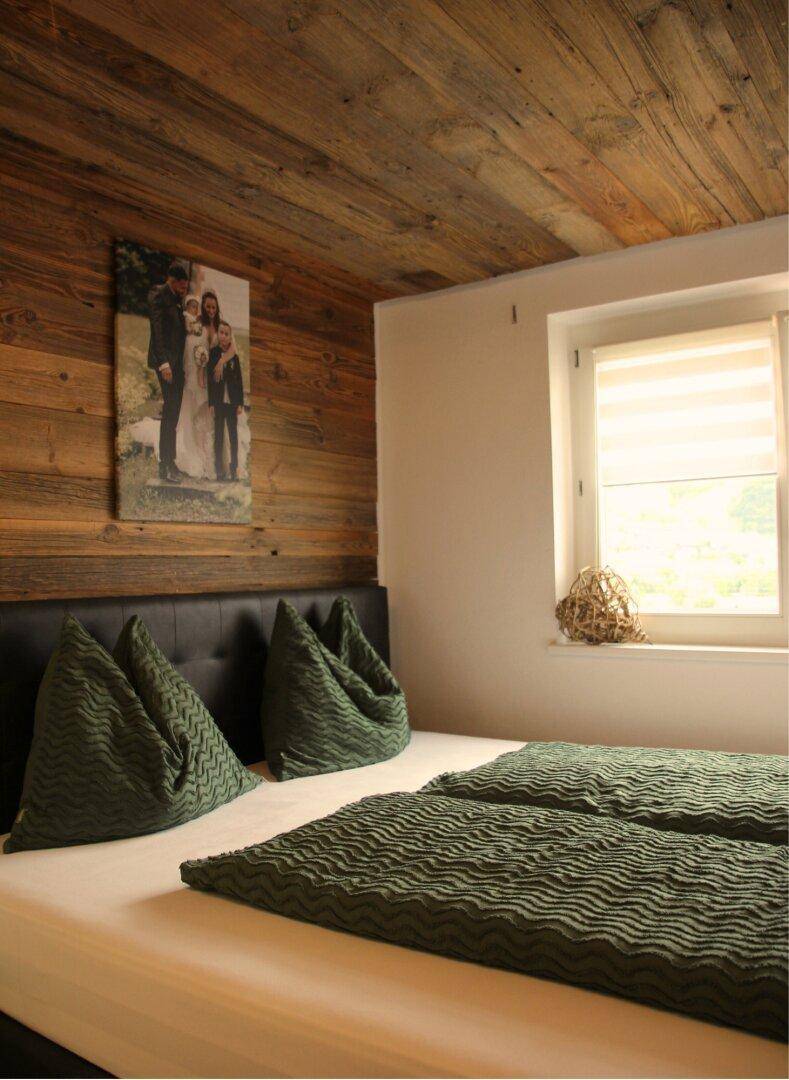 Rückzugsort mit edler Wandgestaltung in Holz