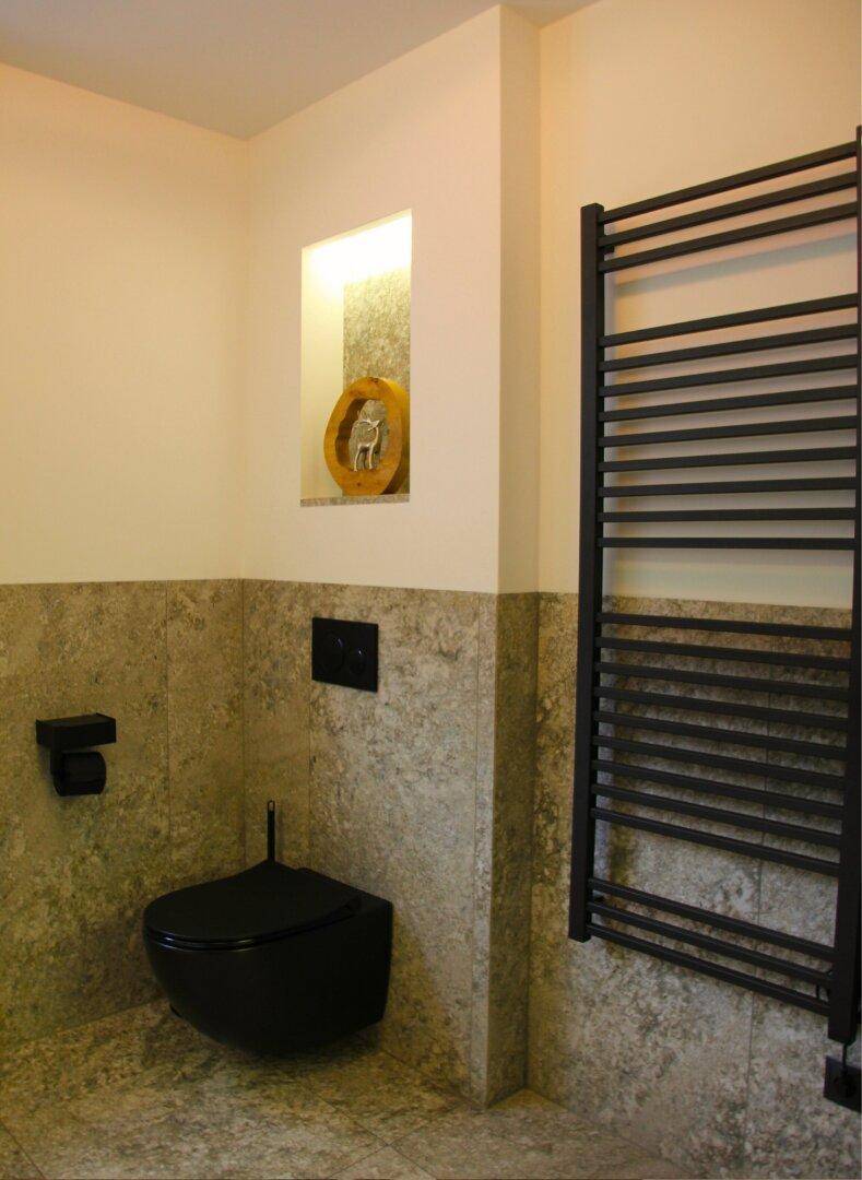 Bad in klarer, moderner Linie – neu ausgestattet mit Dusche und WC