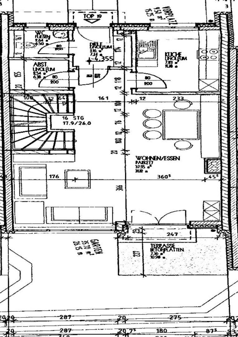 Grundriss des Erdgeschosses mit Wohn-/Essbereich, Küche, Terrasse und Garten.
