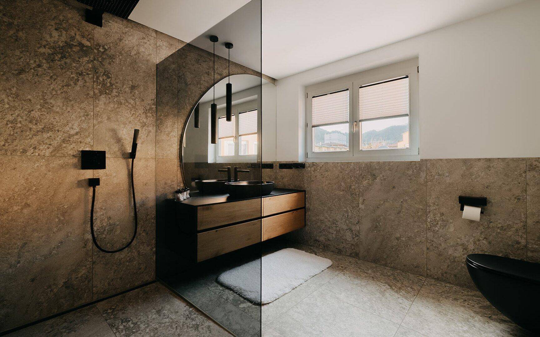 Helles Badezimmer mit begehbarer Dusche, modernem Waschtisch und Fenster für Tageslicht.