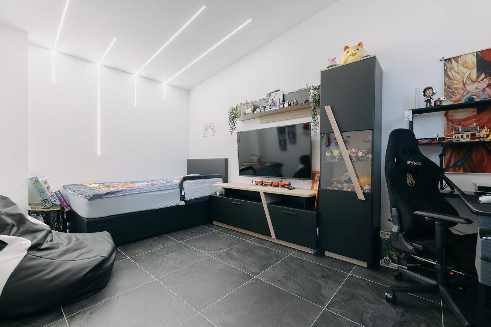 Jugendzimmer mit modernem Bett, Schreibtisch und Gaming-Stuhl, ideal für Teenager.