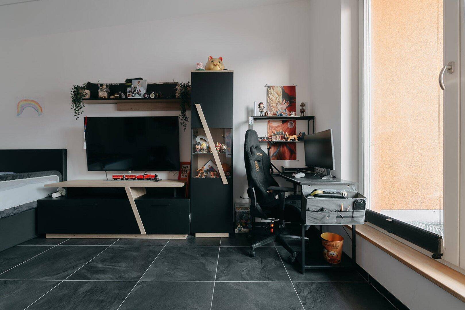 Helles Jugendzimmer mit modernem Bett, Schreibtisch und großem Fenster.