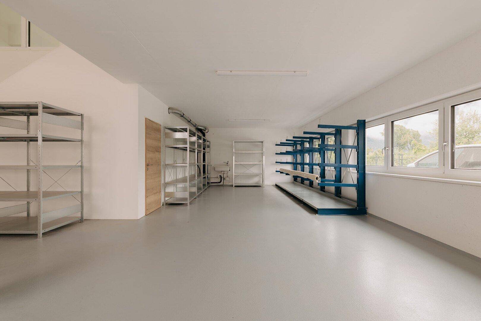 Moderne Gewerbehalle mit Büro, Lager und Top-Ausstattung in Schwaz zu vermieten - More