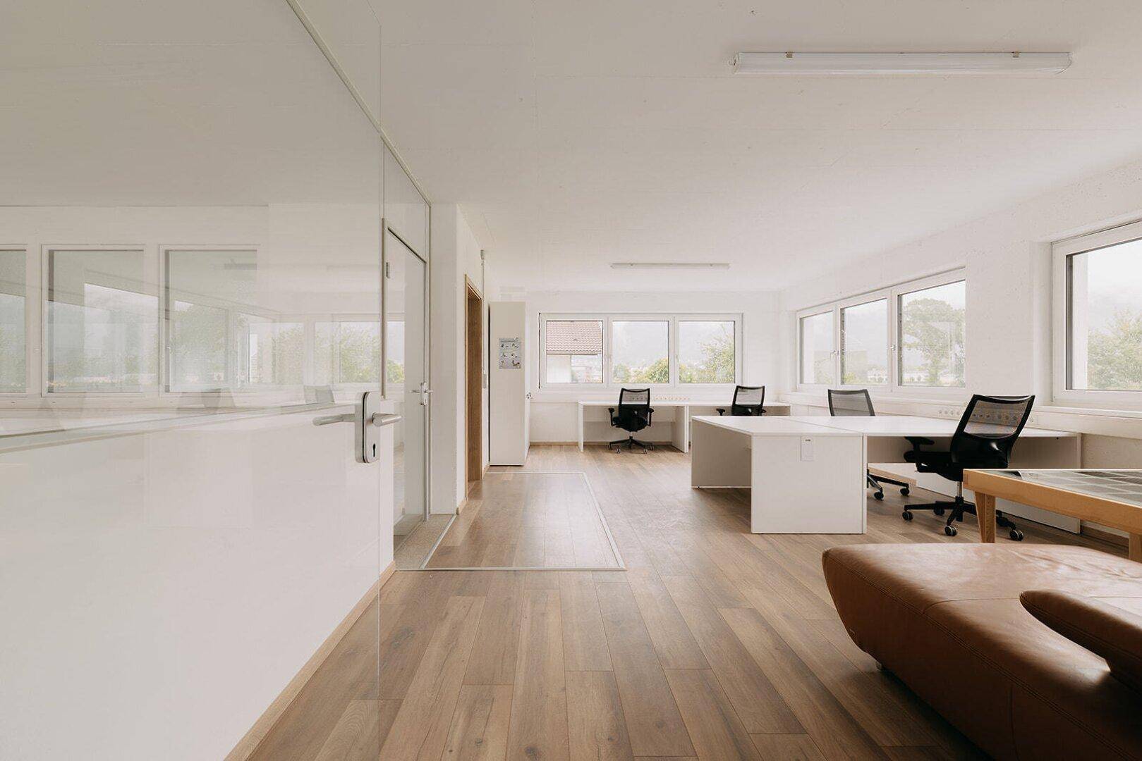 Moderne Gewerbehalle mit Büro, Lager und Top-Ausstattung in Schwaz zu vermieten - View 2