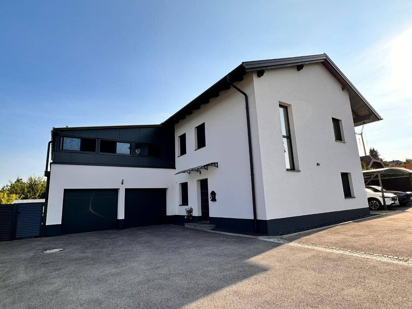 Freistehendes modernes Einfamilienhaus mit Doppelgarage und gepflegter Außenanlage.