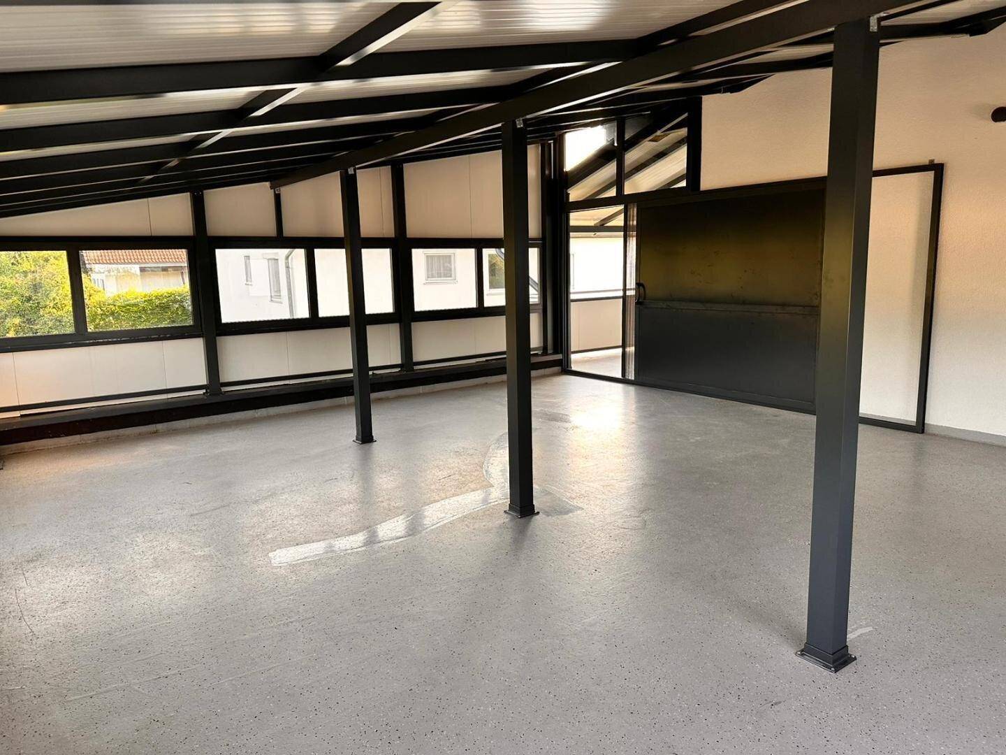Großer, überdachter Balkon mit viel Platz für individuelle Gestaltung und Nutzung.