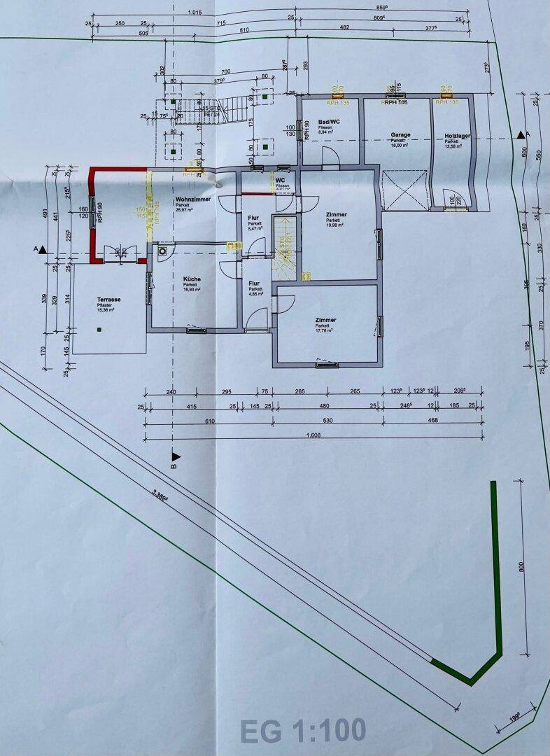 Grundriss des Erdgeschosses mit Wohnzimmer, Küche, Bad, separatem WC, Garage und Terrasse.