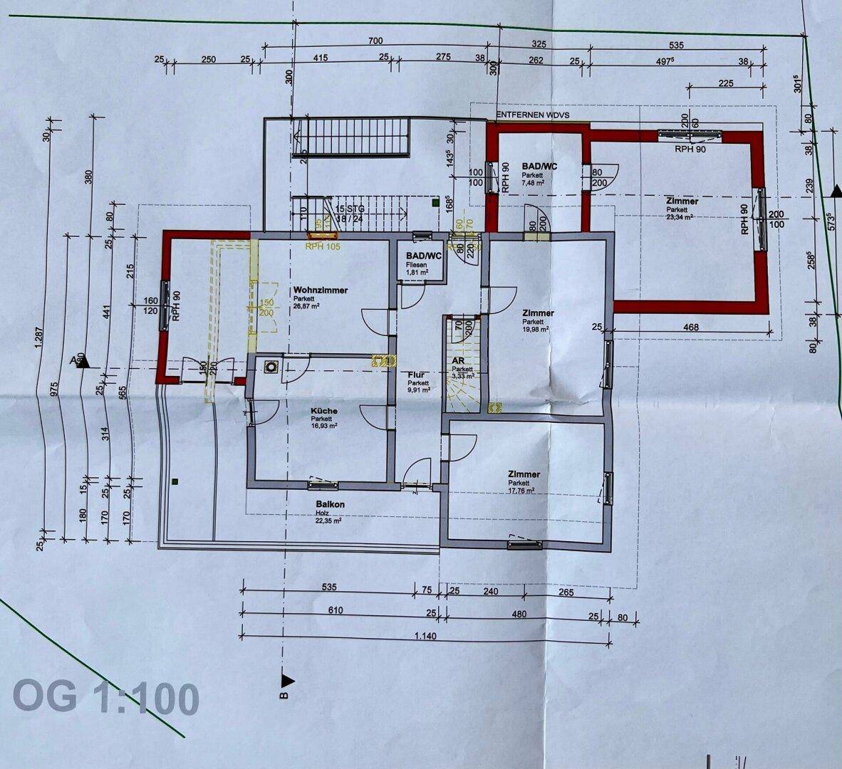 Grundriss des Obergeschosses mit Schlafzimmern, Bad, Abstellraum und großem Balkon.