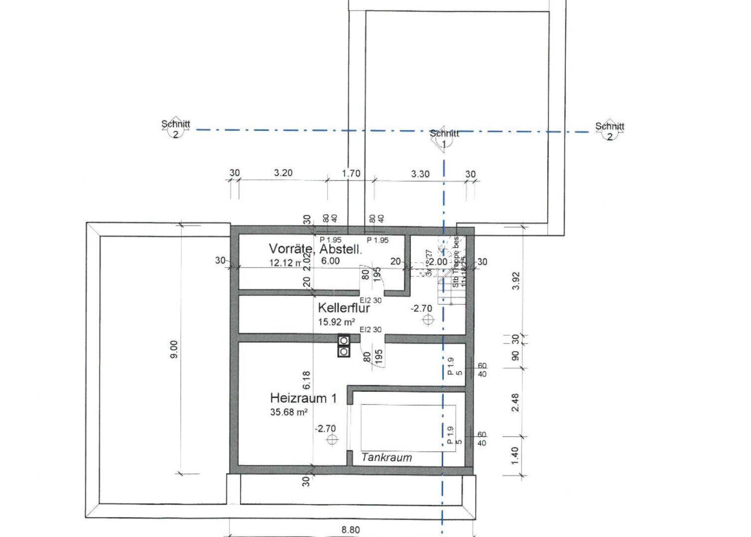 Grundriss des Kellergeschosses mit Heizraum, Tankraum, Vorräten und zusätzlichen Abstellflächen.