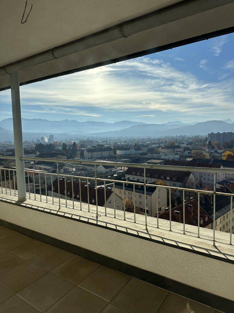 Großer Balkon mit weitem Panoramablick über die Stadt und die umliegenden Berge.