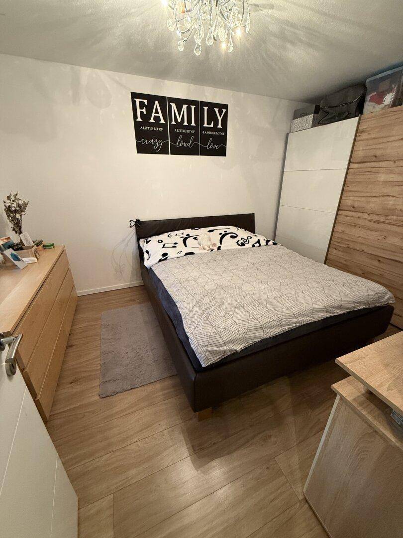 Gemütliches Schlafzimmer mit Holzboden, Doppelbett und Einbauschränken.