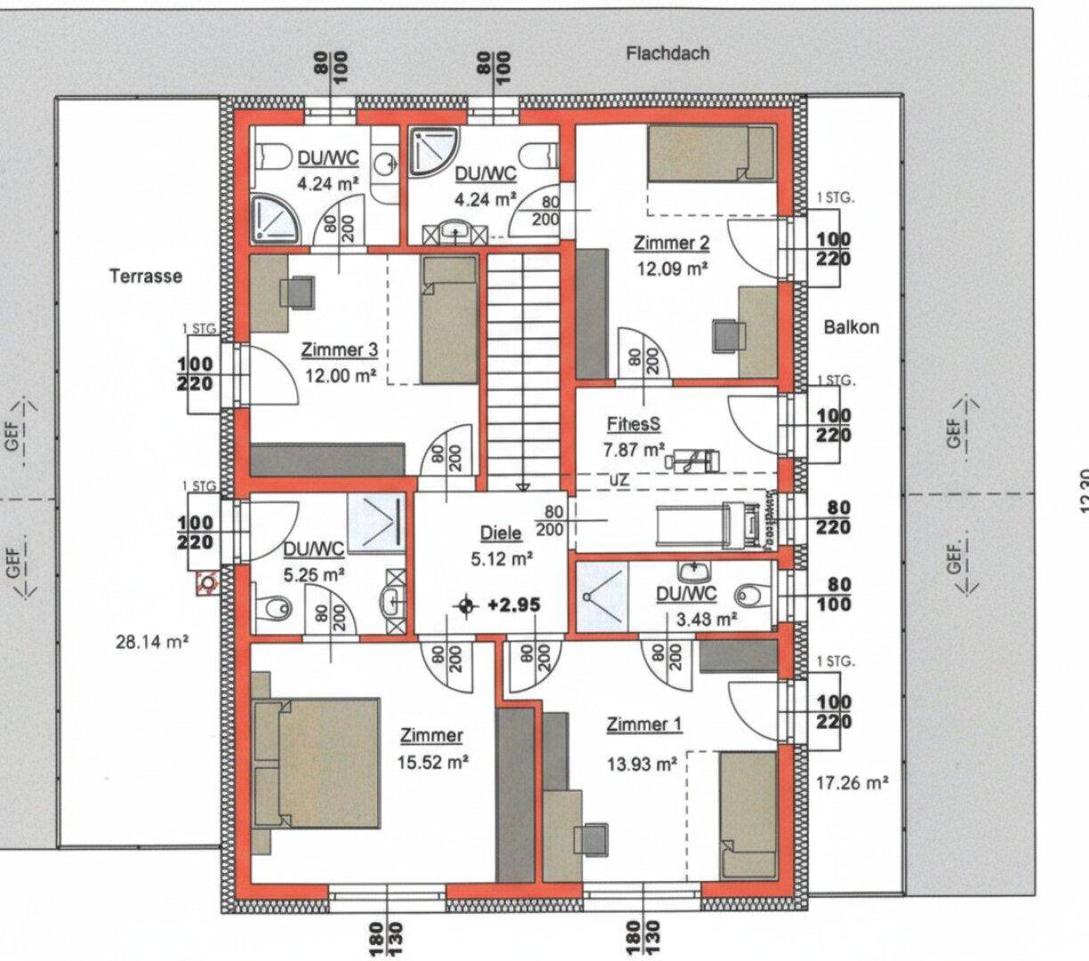 Grundriss des Obergeschosses mit mehreren Zimmern, Bädern und Balkon.