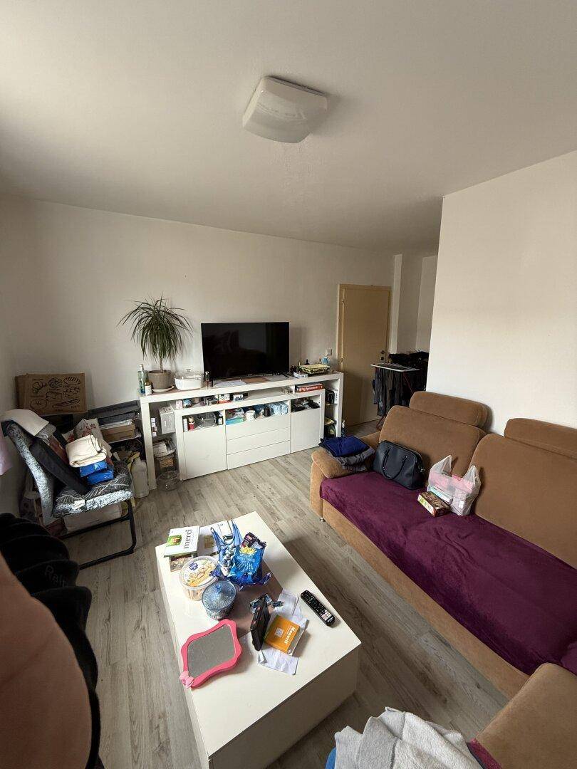 Wohnzimmer mit Sofa, TV-Möbeln und einem Couchtisch, der zum Entspannen einlädt.