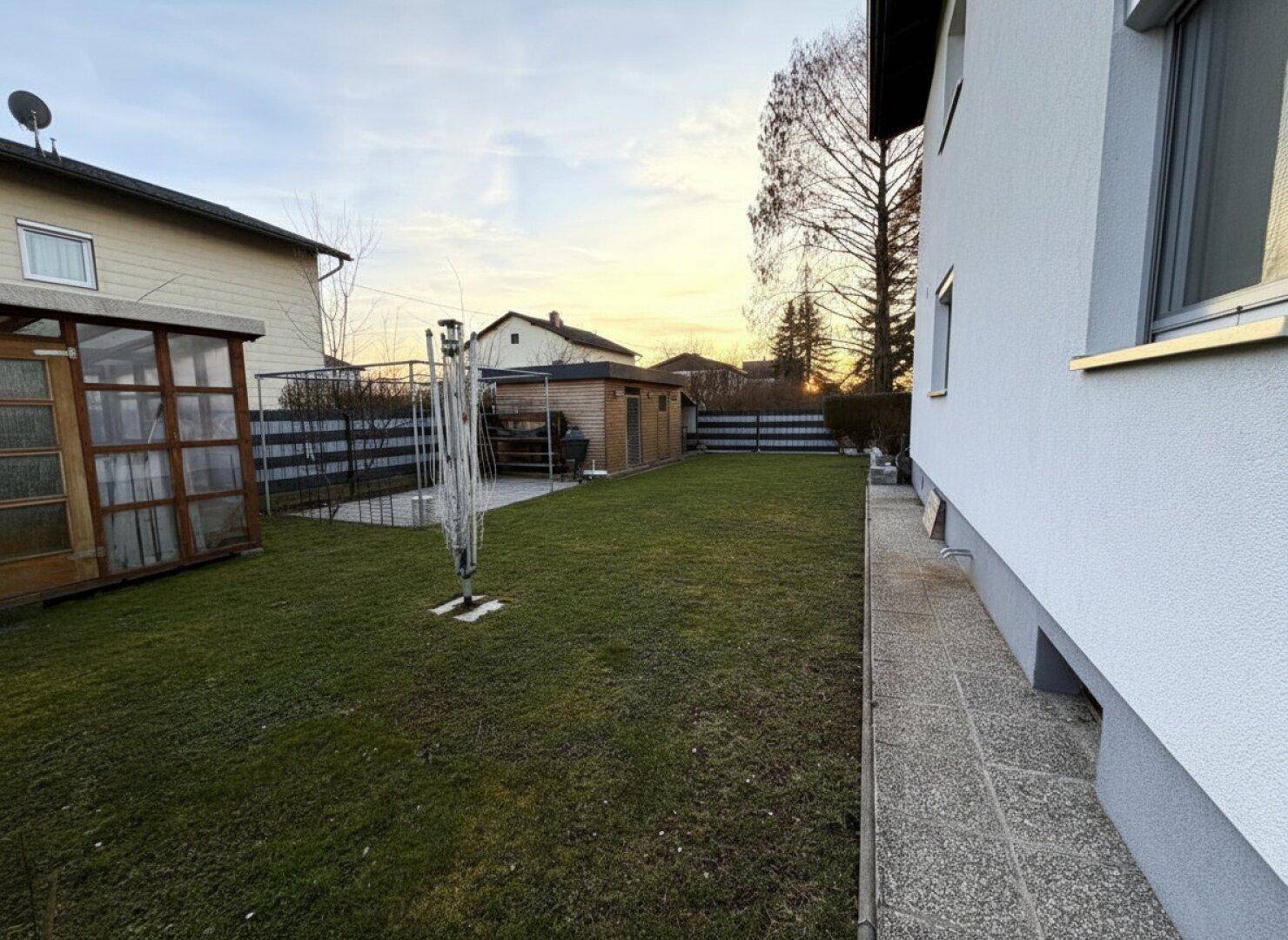 Gepflegtes Mehrfamilienhaus mit 3 Wohneinheiten, Doppelgarage und großem Grundstück - Mehr