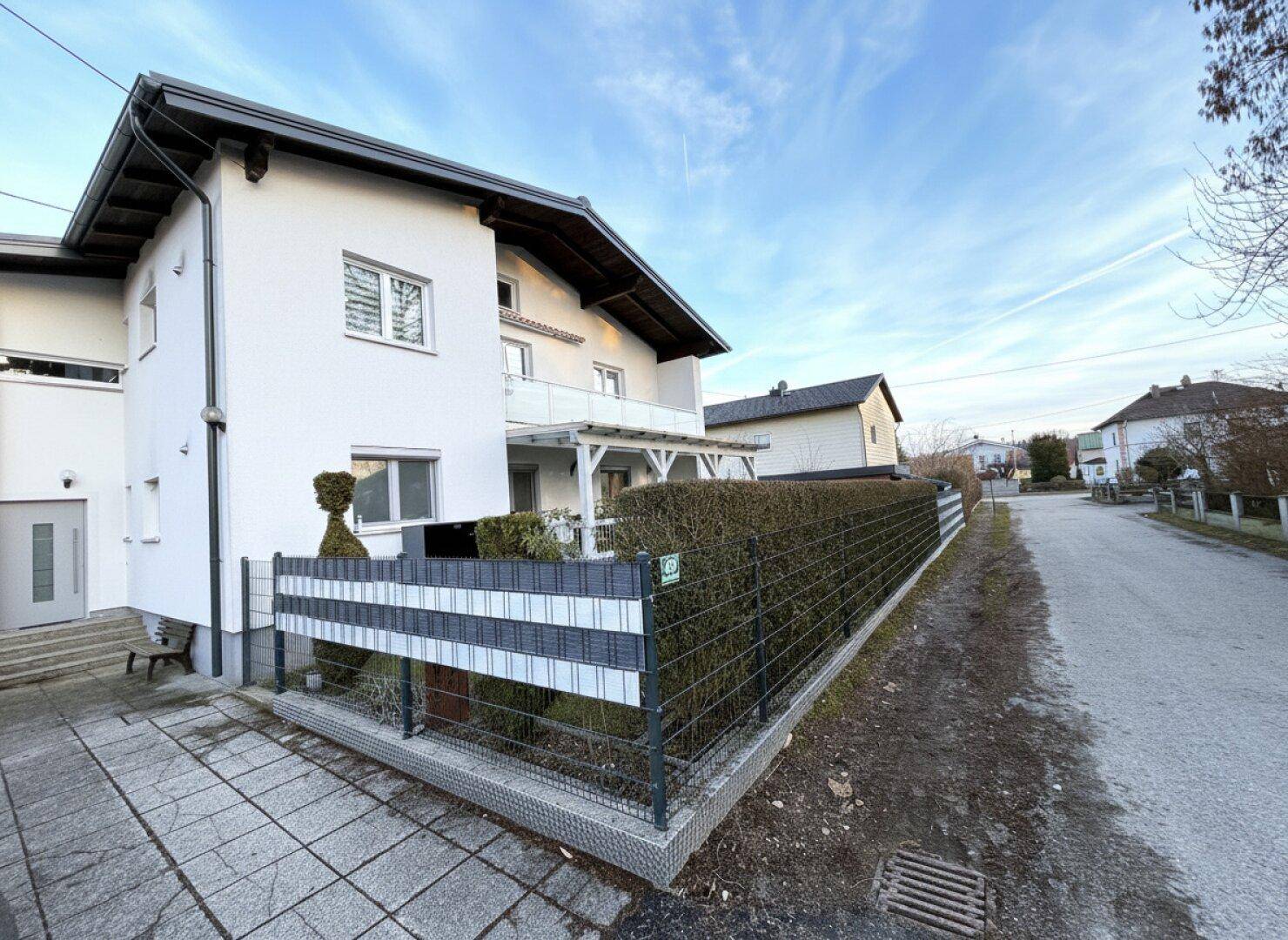 Gepflegtes Mehrfamilienhaus mit 3 Wohneinheiten, Doppelgarage und großem Grundstück - Ansicht 2