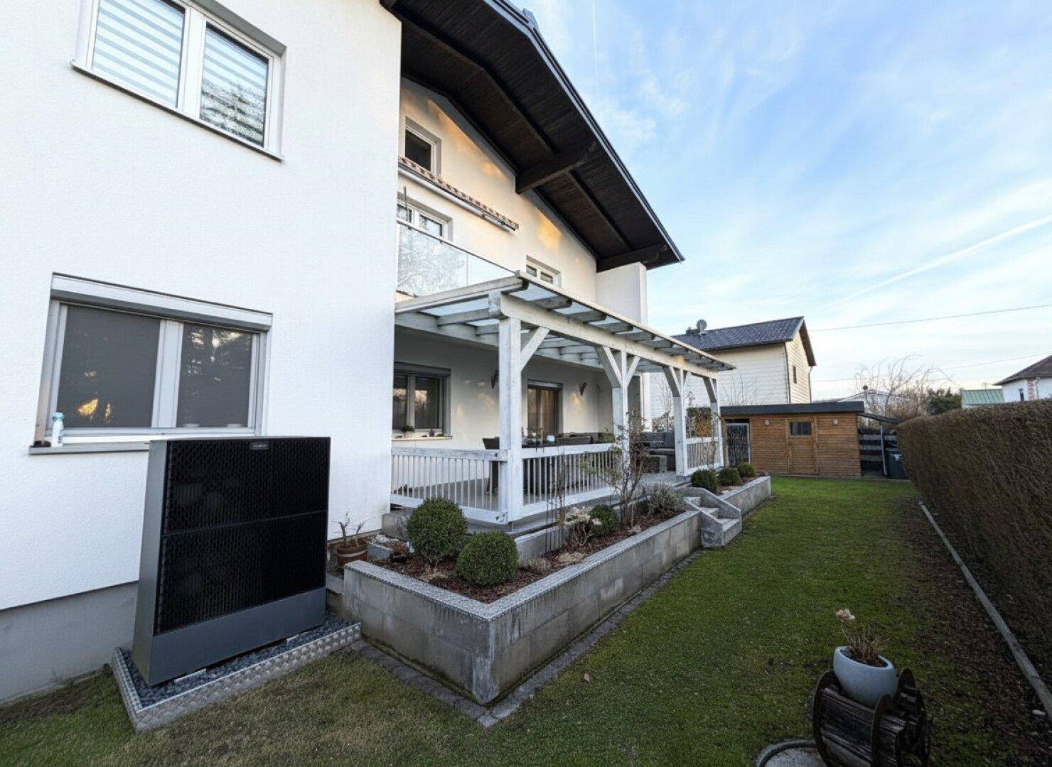 Gepflegtes Mehrfamilienhaus mit 3 Wohneinheiten, Doppelgarage und großem Grundstück - Ansicht 3