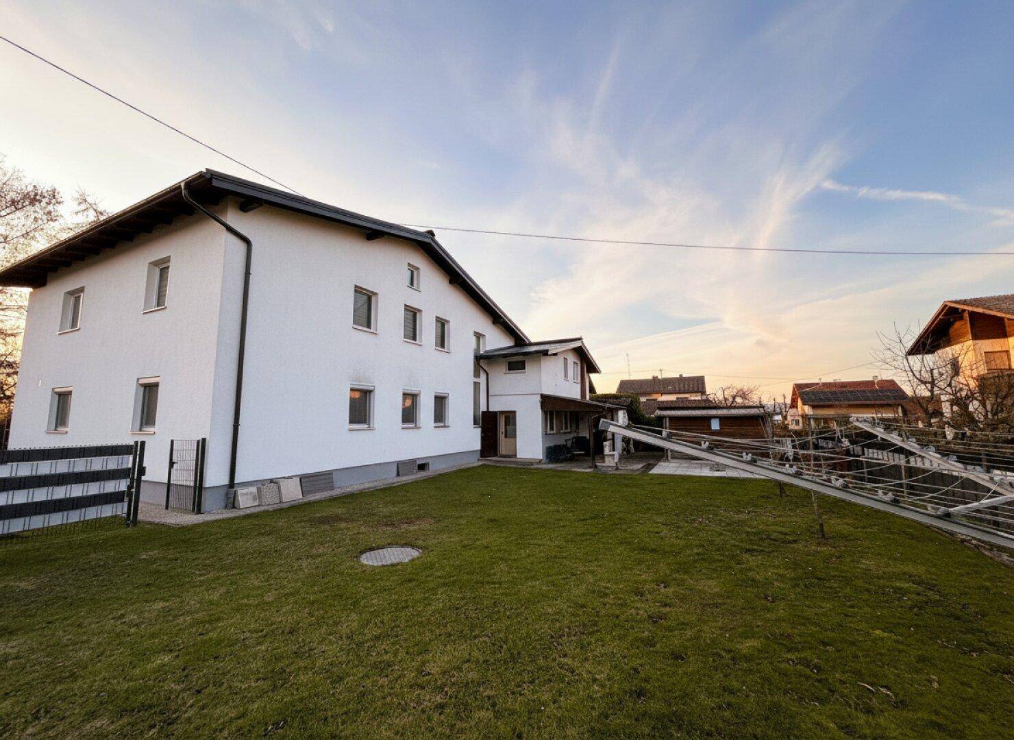 Gepflegtes Mehrfamilienhaus mit 3 Wohneinheiten, Doppelgarage und großem Grundstück - Ansicht 5