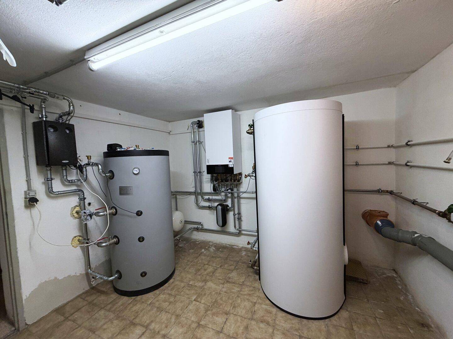Heizungsraum mit Warmwasserspeichern und moderner Heizungsanlage.
