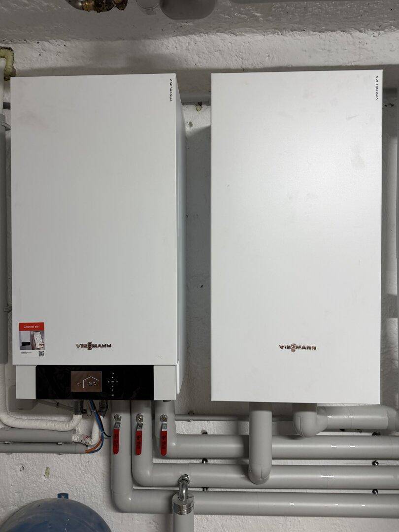 Heizungsraum mit zwei modernen Viessmann Heizkesseln und Rohrleitungen.