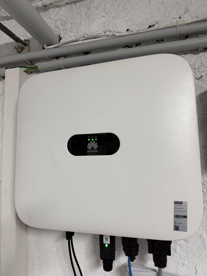 Huawei Wechselrichter für die Photovoltaikanlage im Technikraum.