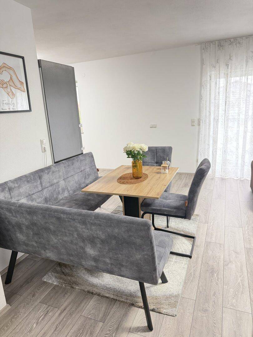 Heller Essbereich mit bequemer Eckbank und Holzboden.
