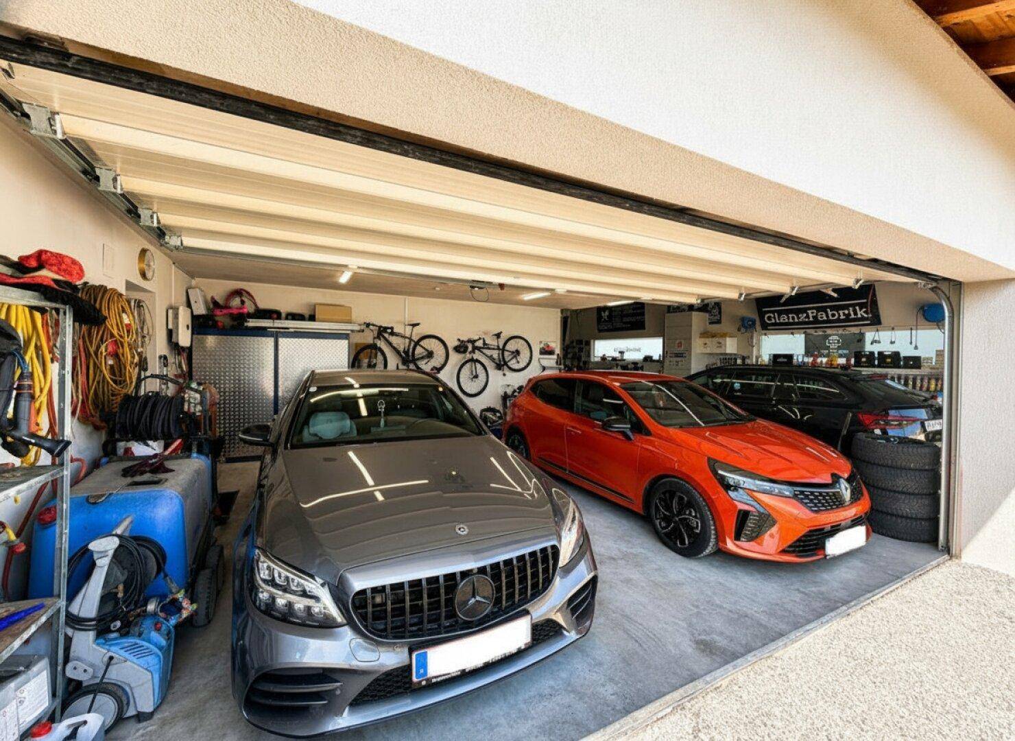 Geräumige Garage mit Platz für mehrere Fahrzeuge und Stauraum.