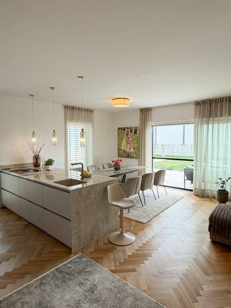 Design trifft Luxus – Doppelhaushälfte mit Top-Ausstattung in Alkoven – pohled 3