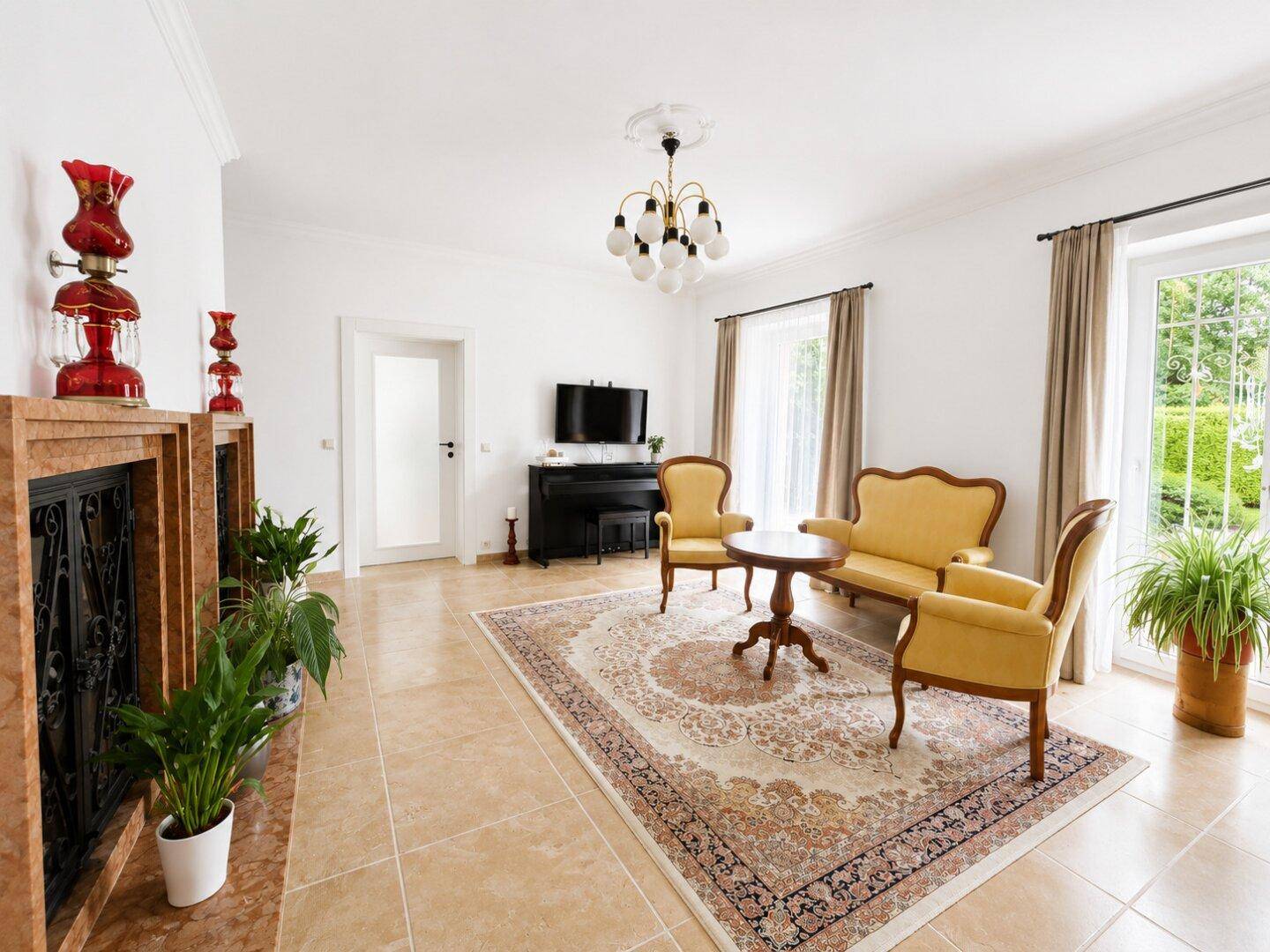 Helles Wohnzimmer mit beigem Fliesenboden, Kamin und klassischer Möblierung in warmen Tönen.