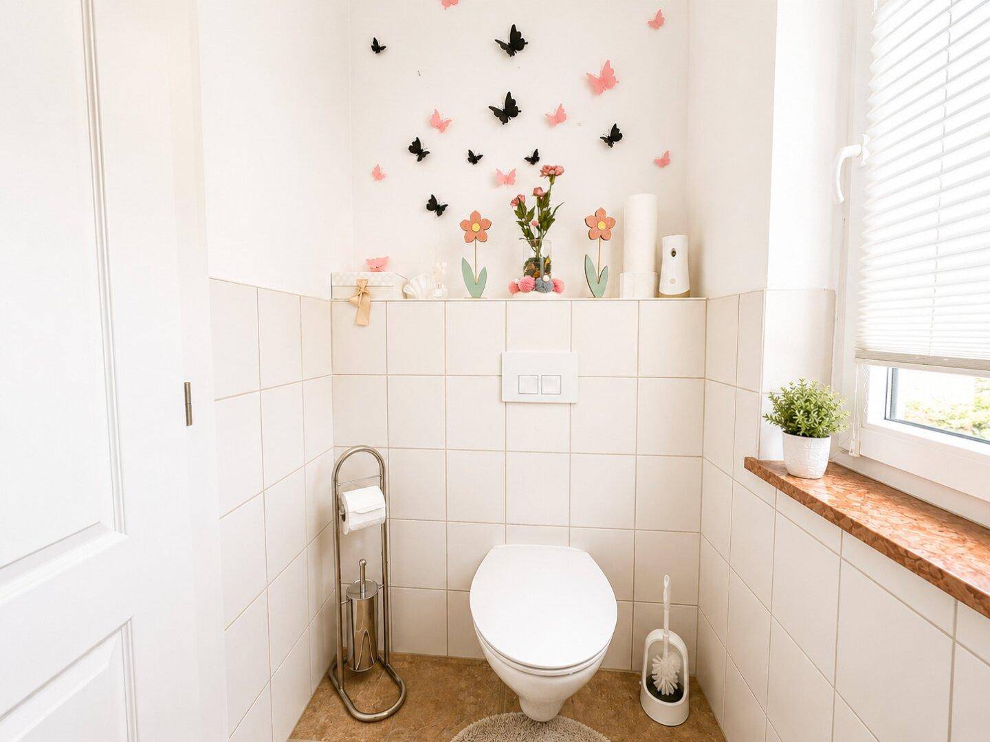 Kleines Gäste-WC mit Fenster, weißen Fliesen und einfacher, aber sauberer Ausstattung.