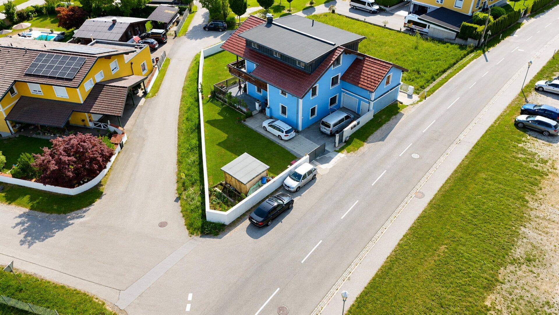 Übersichtliche Luftaufnahme des Hauses mit Zufahrt, Garten und angrenzender Straße in ländlicher Umgebung.