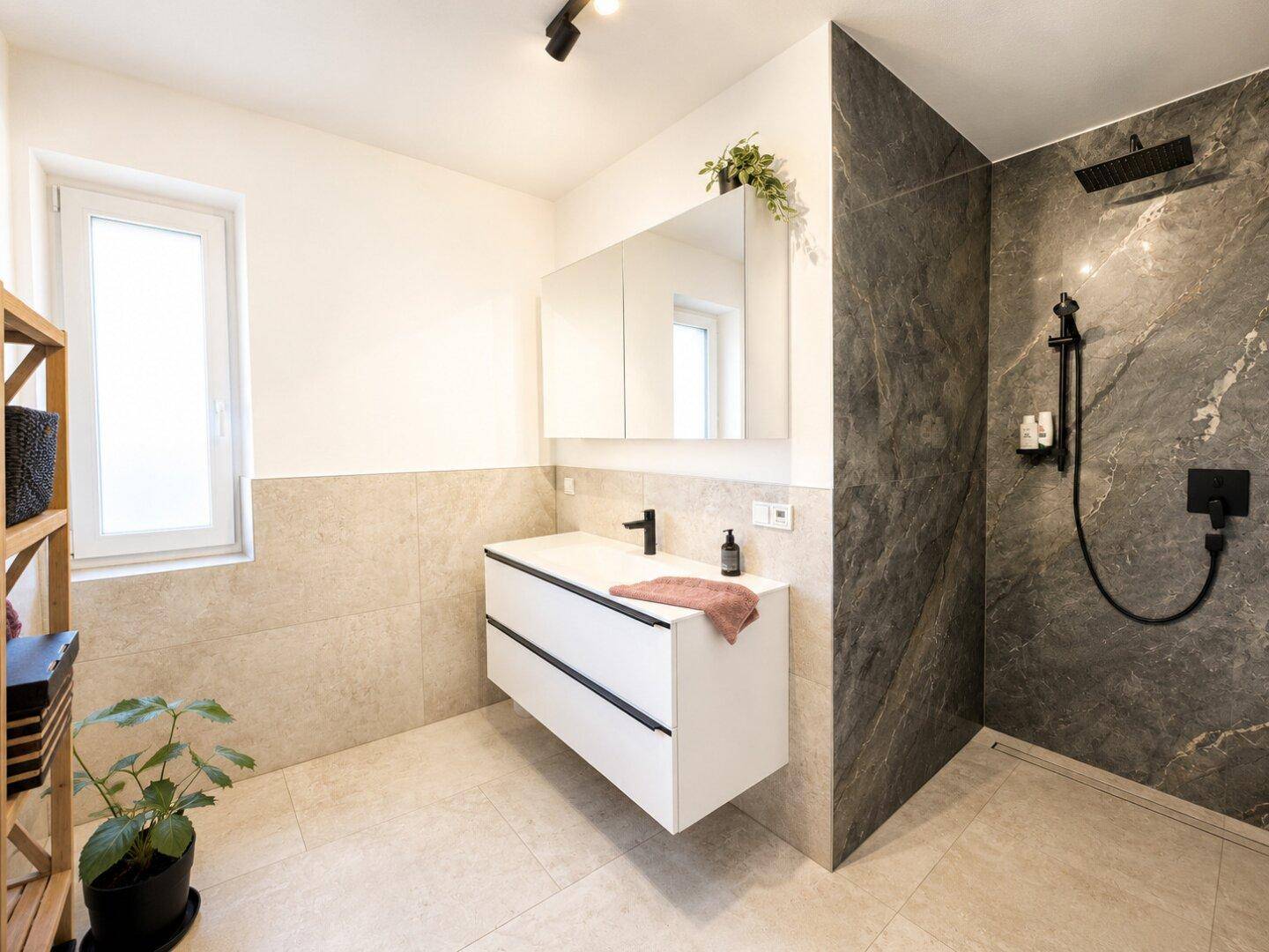 Modernes Badezimmer mit begehbarer Dusche, eleganten Fliesen und schwebendem Waschtisch.
