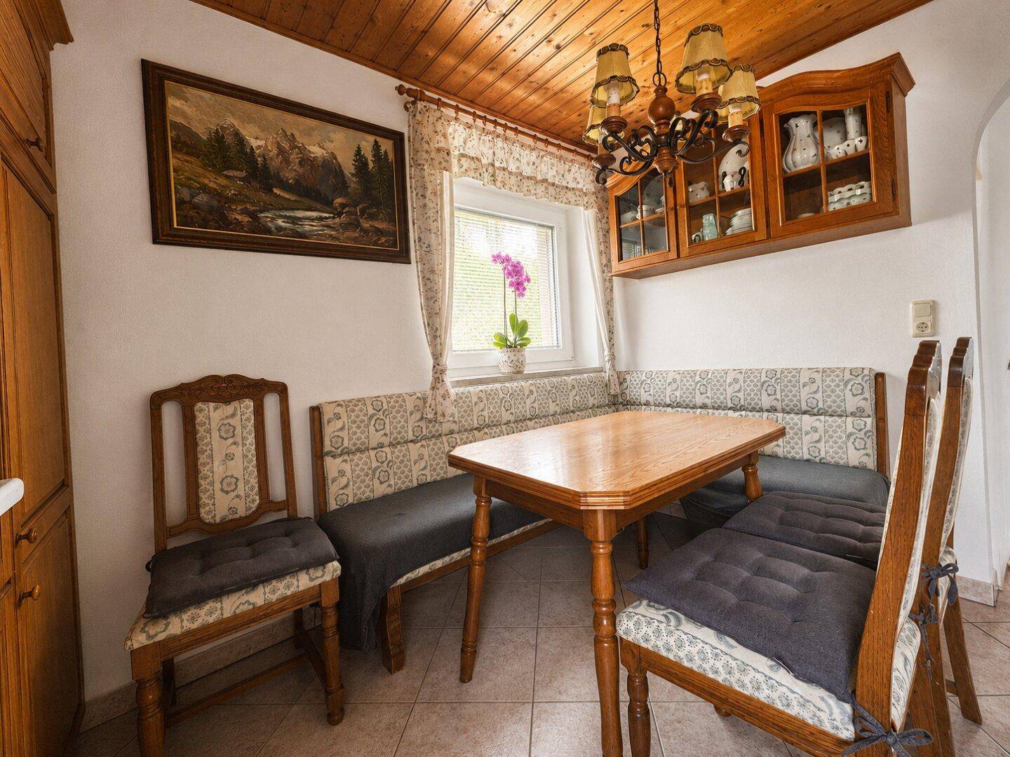 Traditioneller Essbereich mit Eckbank und Holztisch, gemütlich eingerichtet.