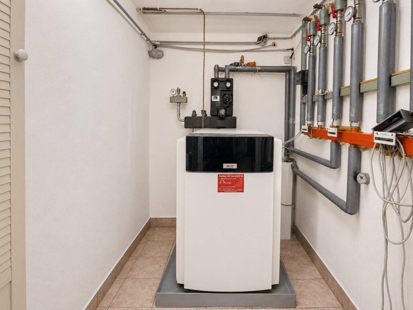 Heizungsraum mit moderner Heizungsanlage und sauber verlegten Leitungen.