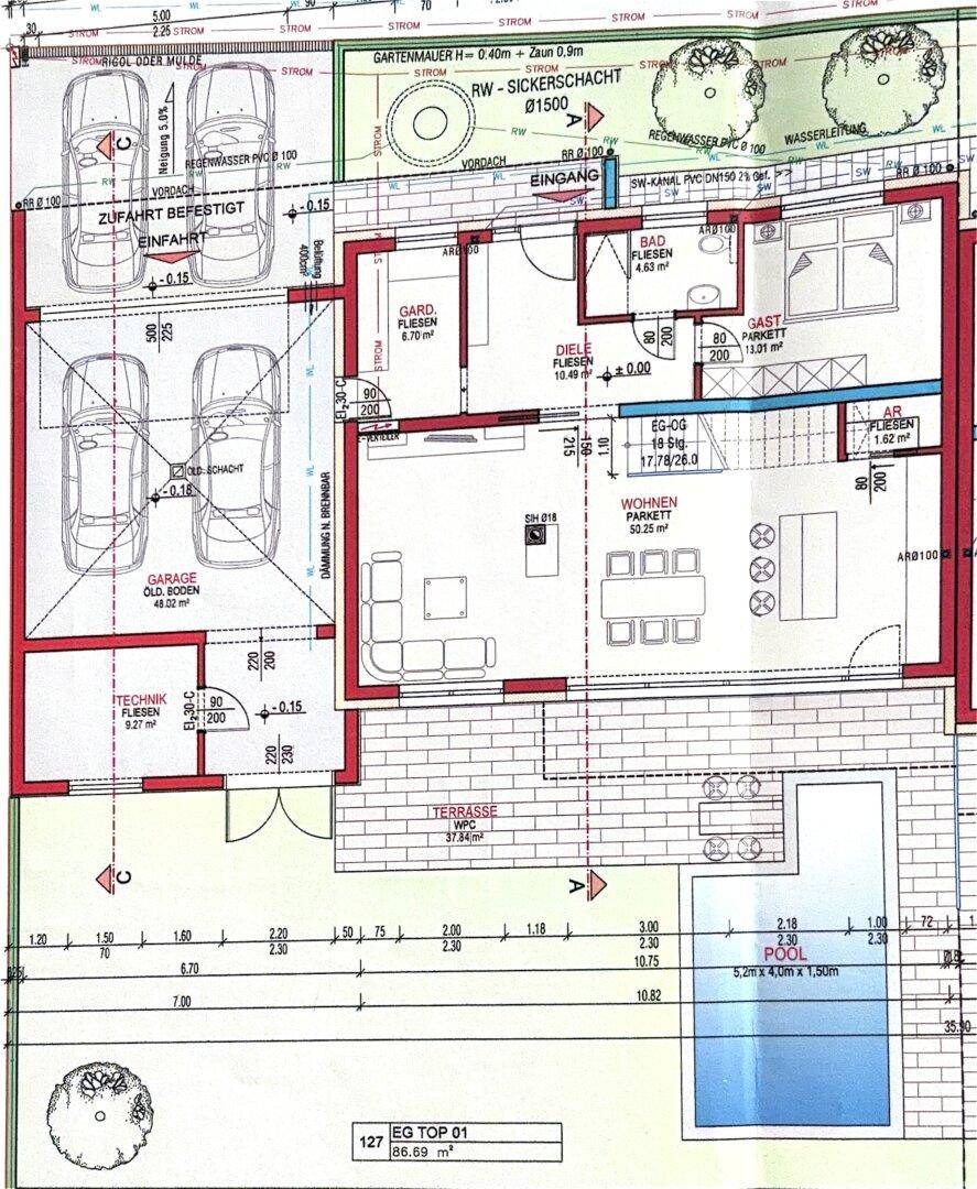 Grundriss des Erdgeschosses mit offenem Wohnbereich, Küche, Garage und Pool.