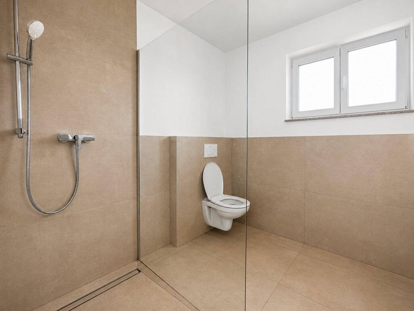 Modernes Badezimmer mit ebenerdiger Dusche, wandhängendem WC und Fenster.