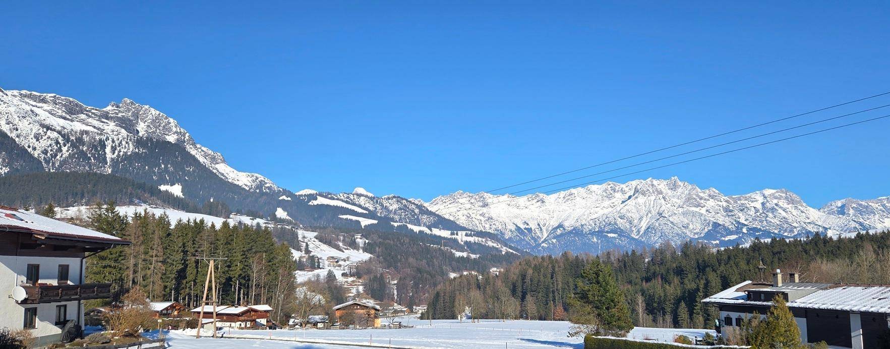 Malerischer Winterblick auf die schneebedeckten Berge und die umliegende Landschaft.