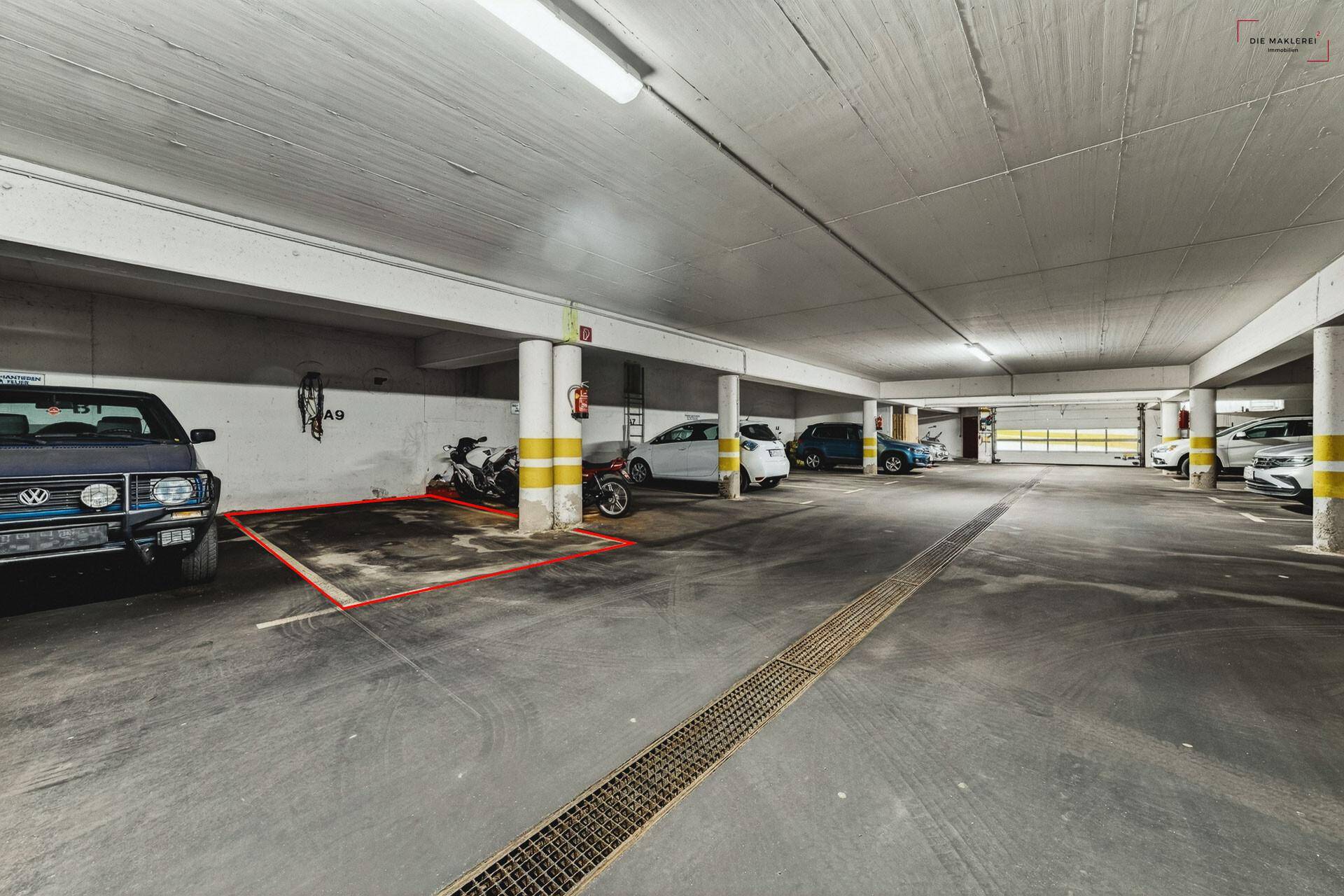 Geräumige Tiefgarage mit mehreren Stellplätzen für Fahrzeuge.