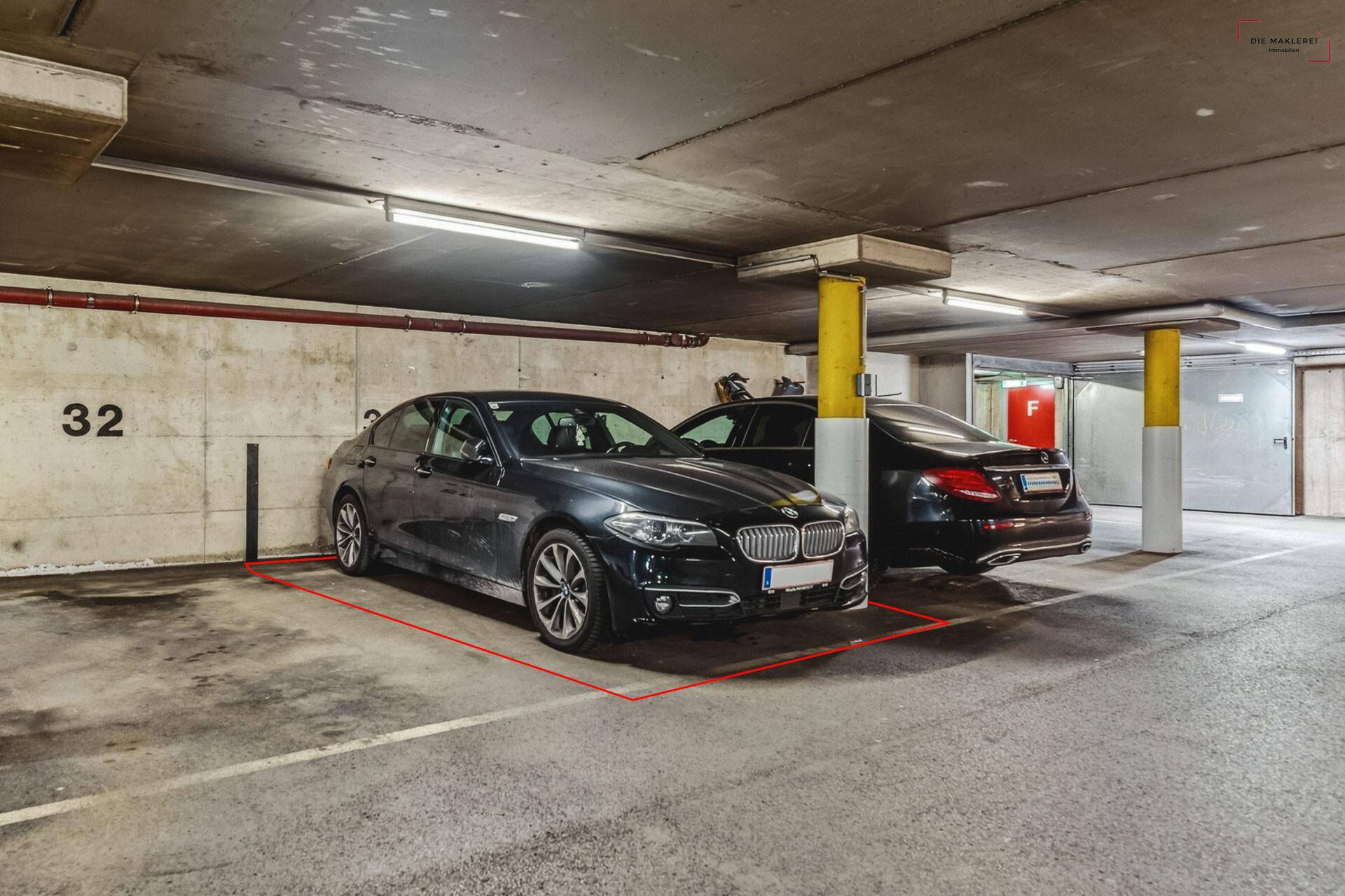 Tiefgaragenstellplatz mit markierter Parkfläche für ein Fahrzeug.