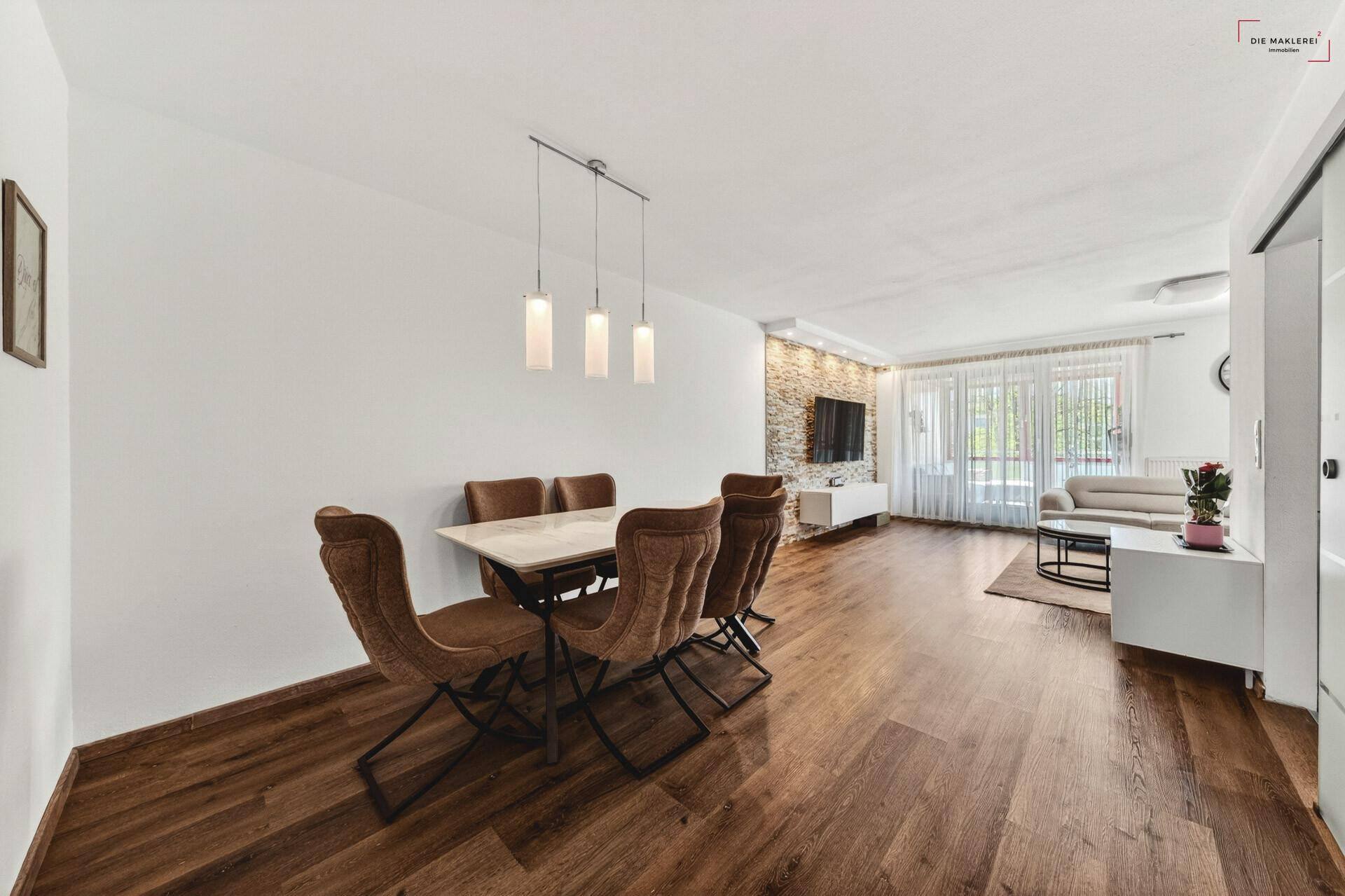 Offener Wohn-Essbereich mit Esstisch, Holzboden und Zugang zum Wohnzimmer.