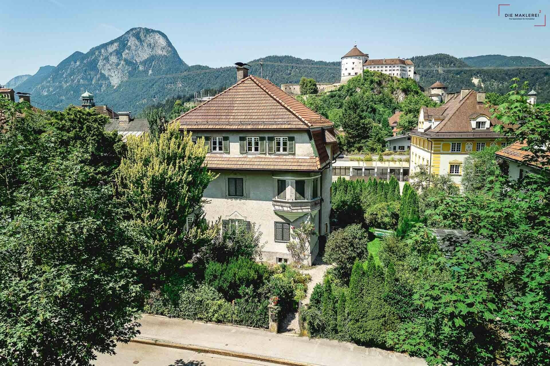Charmantes Stadthaus mit Blick auf die umliegende Berglandschaft und eine alte Festung.