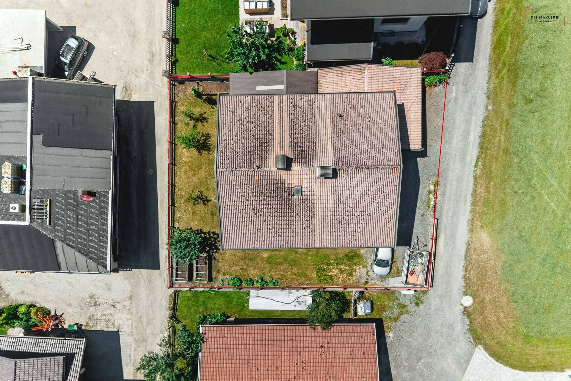 Luftaufnahme des Grundstücks mit Haus, Garten und angrenzenden Wegen in ländlicher Umgebung.