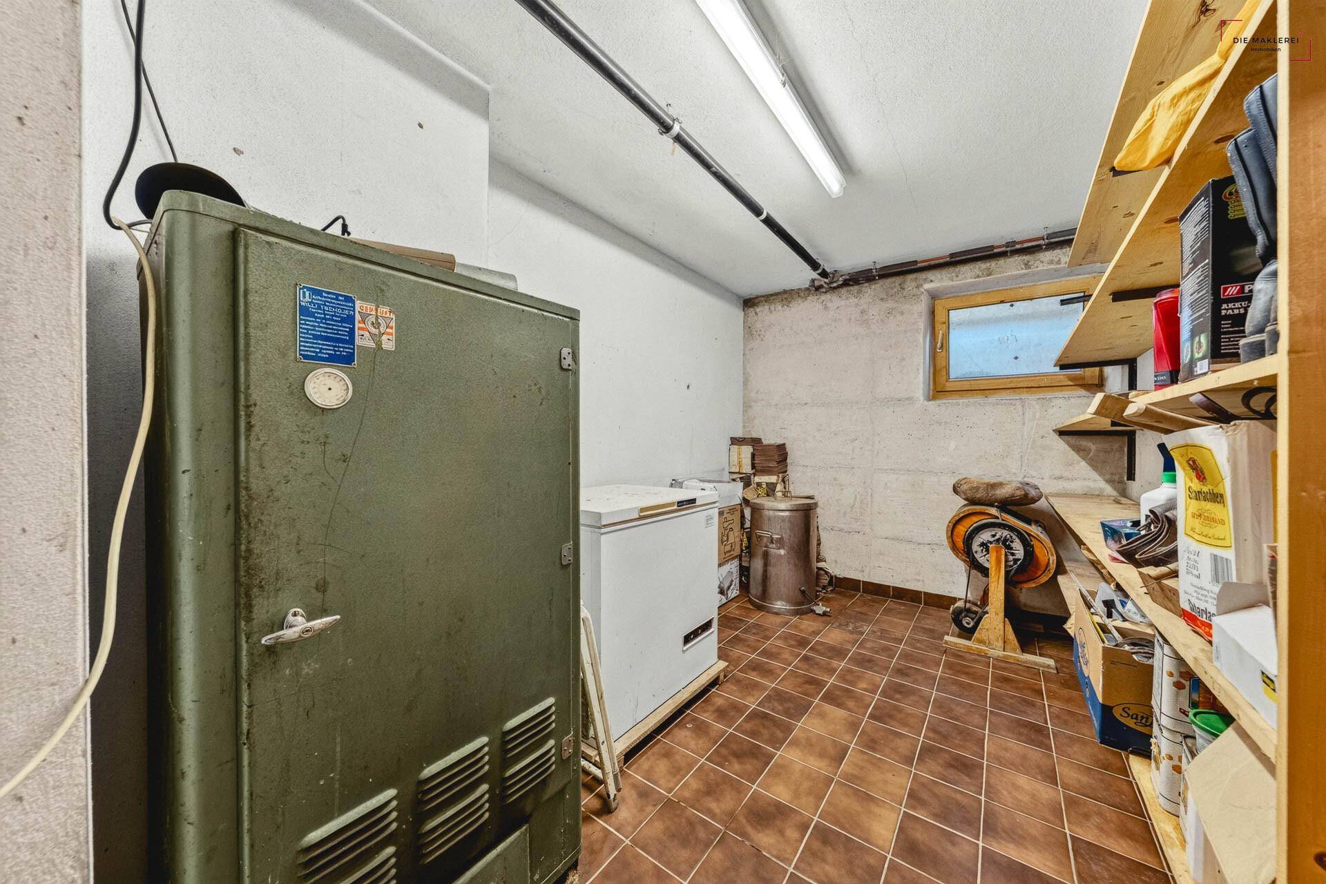 Kellerraum mit Regalen, Heizungsanlage und kleinem Fenster für Lagerzwecke.