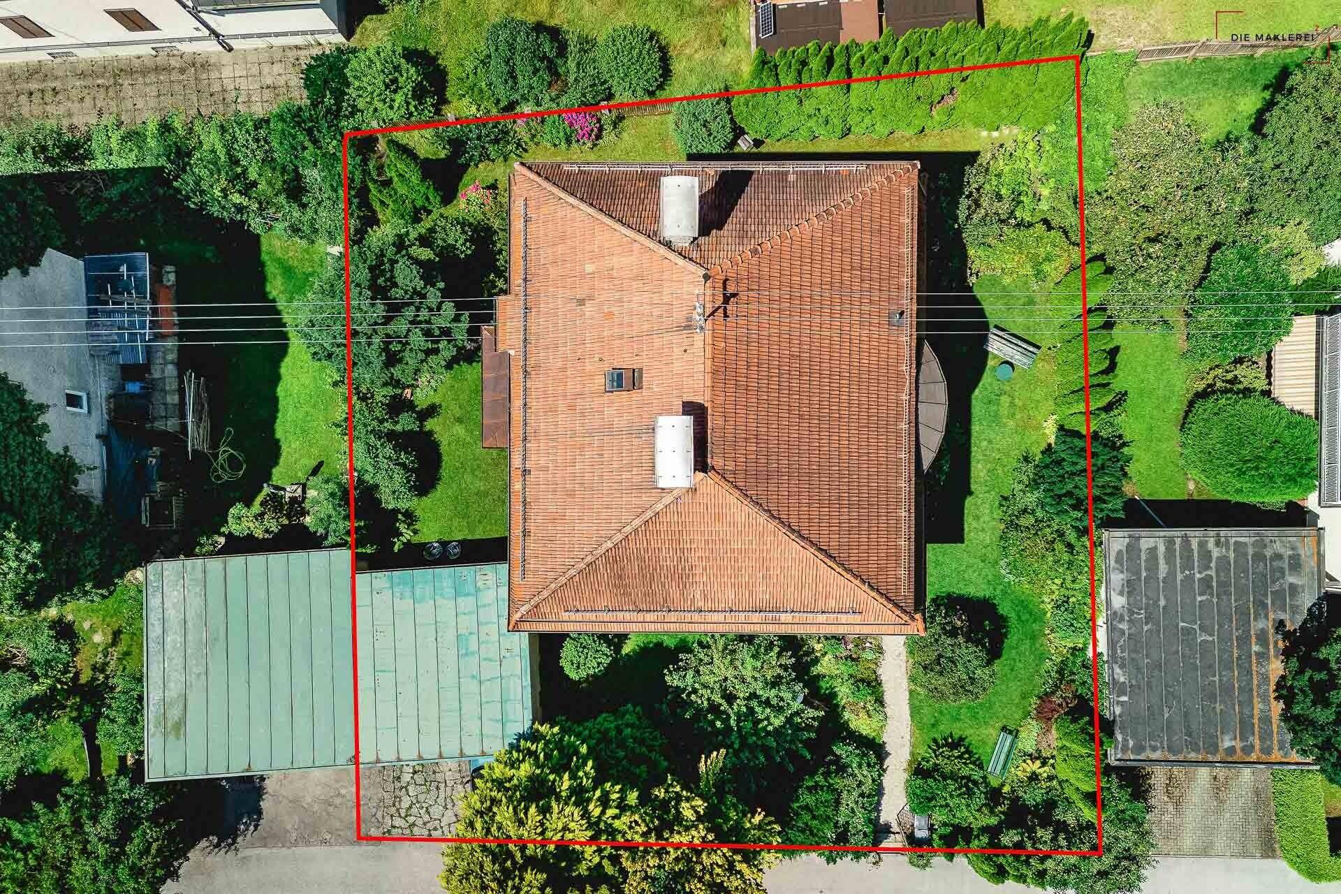 Detaillierte Luftaufnahme des Hauses mit Grundstücksgrenzen und gepflegter Gartenanlage.